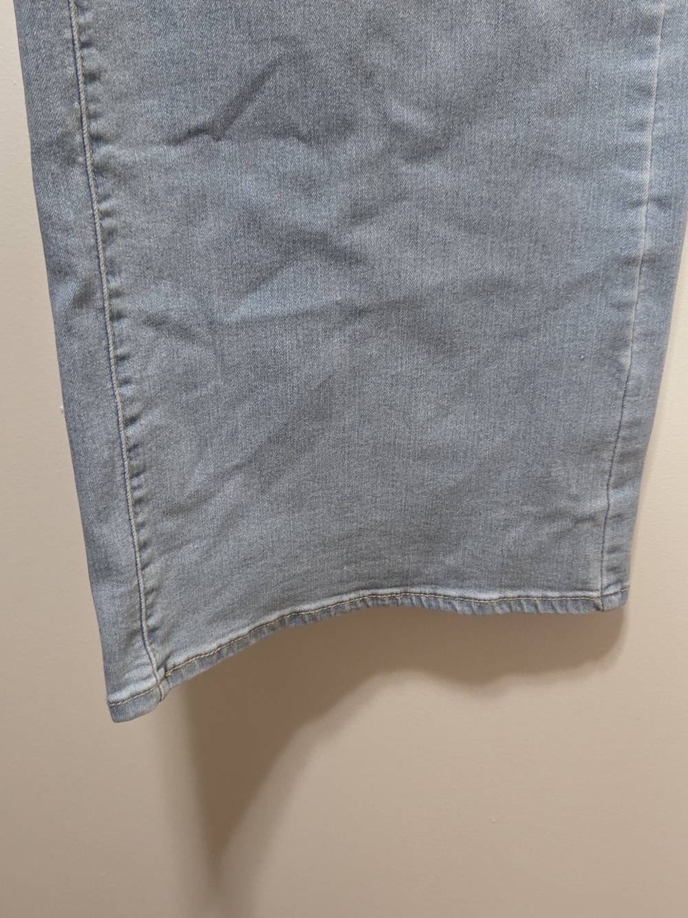 Levi's Mid-Rise 318 Shaping Wide Leg Jeans - Light Blue 16W - Picture 4 of 6